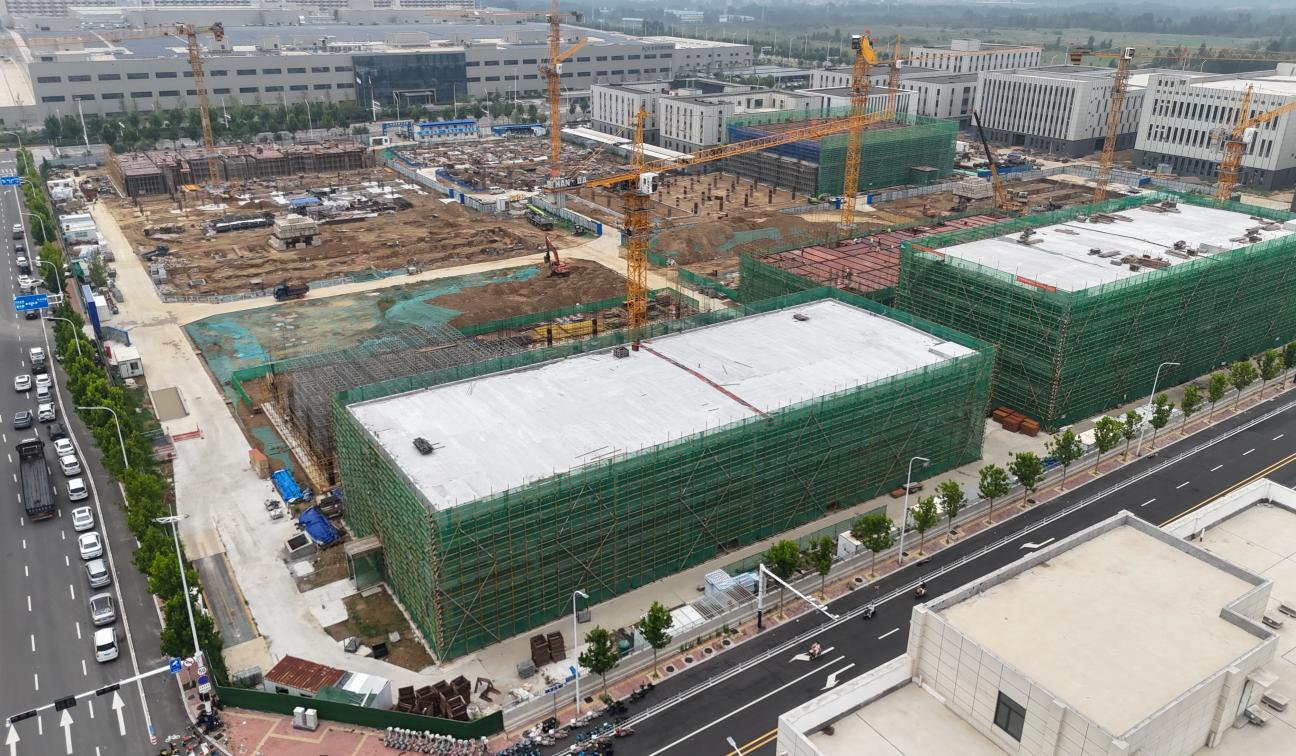 開頭芯屏產(chǎn)業(yè)園項目二期二標(biāo)段首棟主體結(jié)構(gòu)封頂大吉