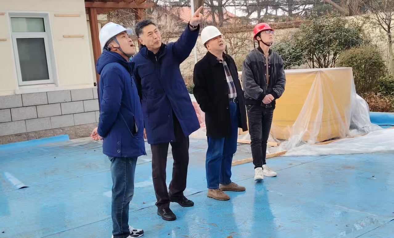 青島市政協(xié)秘書(shū)長(zhǎng)朱鐵一視察日照路1號(hào)危房及基礎(chǔ)設(shè)施修繕工程