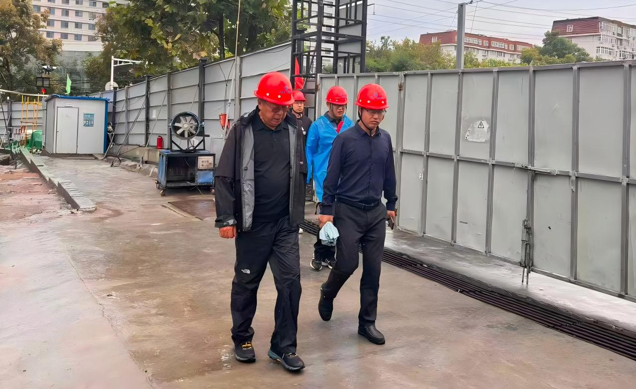 筑牢“安全線(xiàn)” 按下“加速鍵” |集團(tuán)公司主要領(lǐng)導(dǎo)帶班巡檢重點(diǎn)項(xiàng)目并看望慰問(wèn)一線(xiàn)建設(shè)者