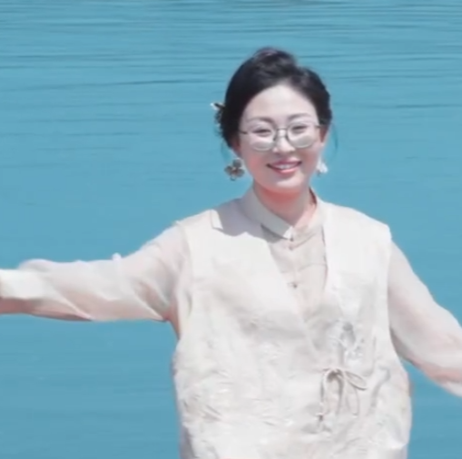 江風(fēng)掠過發(fā)梢的瞬間 聽見自己的心跳和浪聲重疊